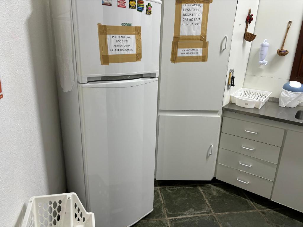 una cucina con frigorifero bianco di Apartamento em Frente ao Mar e na Vila a Praia do Forte