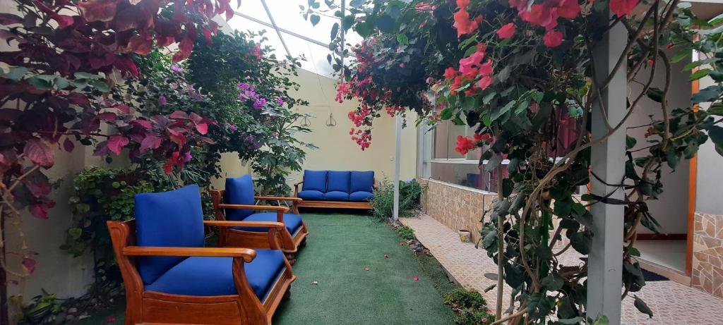 クスコにある"Departamento Entero y Céntrico para Parejas o Familia corta en CUSCO", Precio especial por mesの花の咲く建物内のパティオ(椅子2脚付)