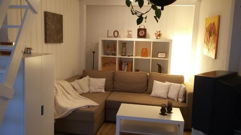 a living room with a couch and a table at Ferienwohnung Ideenreich in Bad Neuenahr-Ahrweiler