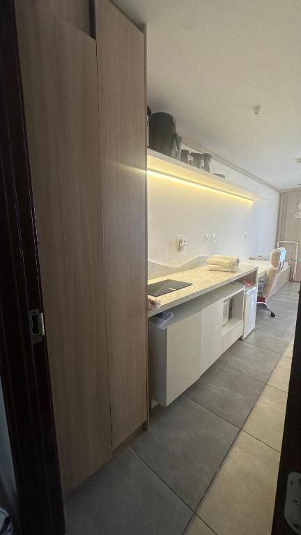 Kuchyň nebo kuchyňský kout v ubytování Flat em Hotel de Luxo beira mar da grife Ritz suítes com vista ampla para todo o mar da cruz das almas, jatiúca e ponta verde, com toda estrutura de um hotel lindo e arrojado, academia, piscina e muito mais, venha viver essa experiência incrível!