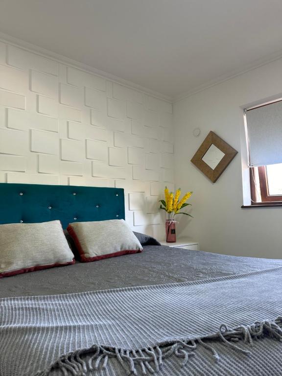 a bedroom with a large bed with a blue headboard at Bello departamento in Los Ángeles