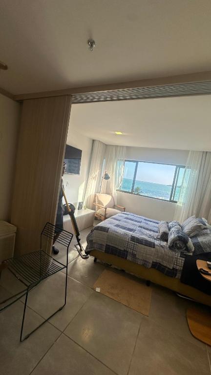 Postel nebo postele na pokoji v ubytování Flat em Hotel de Luxo beira mar da grife Ritz suítes com vista ampla para todo o mar da cruz das almas, jatiúca e ponta verde, com toda estrutura de um hotel lindo e arrojado, academia, piscina e muito mais, venha viver essa experiência incrível!