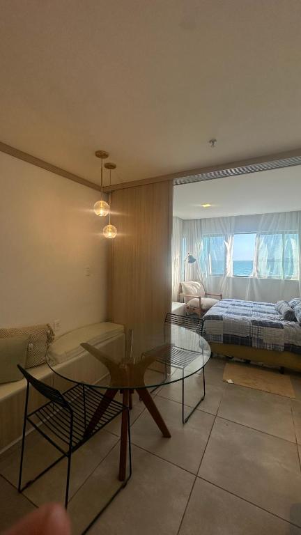 Postel nebo postele na pokoji v ubytování Flat em Hotel de Luxo beira mar da grife Ritz suítes com vista ampla para todo o mar da cruz das almas, jatiúca e ponta verde, com toda estrutura de um hotel lindo e arrojado, academia, piscina e muito mais, venha viver essa experiência incrível!