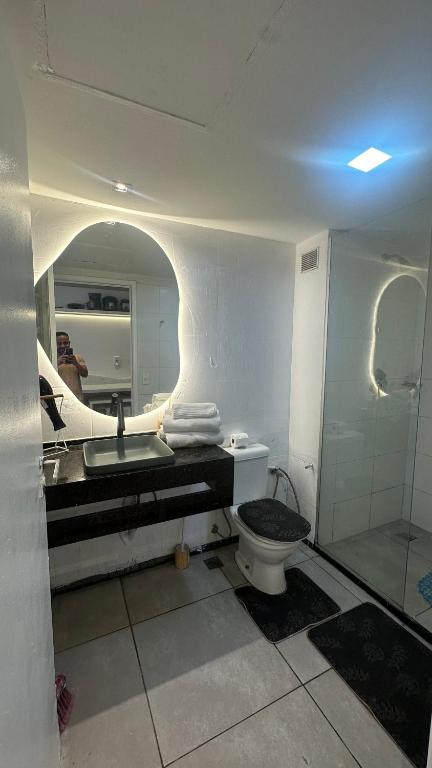 Koupelna v ubytování Flat em Hotel de Luxo beira mar da grife Ritz suítes com vista ampla para todo o mar da cruz das almas, jatiúca e ponta verde, com toda estrutura de um hotel lindo e arrojado, academia, piscina e muito mais, venha viver essa experiência incrível!