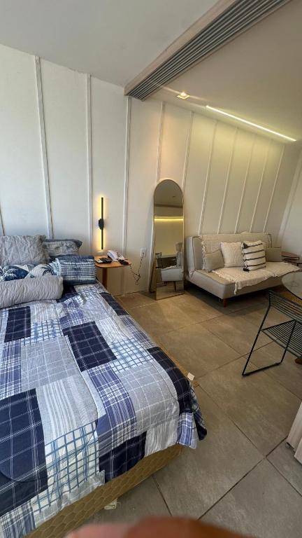 Postel nebo postele na pokoji v ubytování Flat em Hotel de Luxo beira mar da grife Ritz suítes com vista ampla para todo o mar da cruz das almas, jatiúca e ponta verde, com toda estrutura de um hotel lindo e arrojado, academia, piscina e muito mais, venha viver essa experiência incrível!