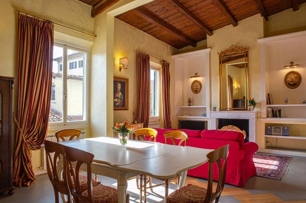 フィレンツェにあるカーサ ディ ダンテ ルーフ テラスのリビングルーム(赤いソファ、テーブル付)