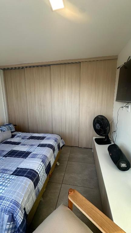 Postel nebo postele na pokoji v ubytování Flat em Hotel de Luxo beira mar da grife Ritz suítes com vista ampla para todo o mar da cruz das almas, jatiúca e ponta verde, com toda estrutura de um hotel lindo e arrojado, academia, piscina e muito mais, venha viver essa experiência incrível!