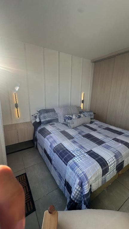 Postel nebo postele na pokoji v ubytování Flat em Hotel de Luxo beira mar da grife Ritz suítes com vista ampla para todo o mar da cruz das almas, jatiúca e ponta verde, com toda estrutura de um hotel lindo e arrojado, academia, piscina e muito mais, venha viver essa experiência incrível!