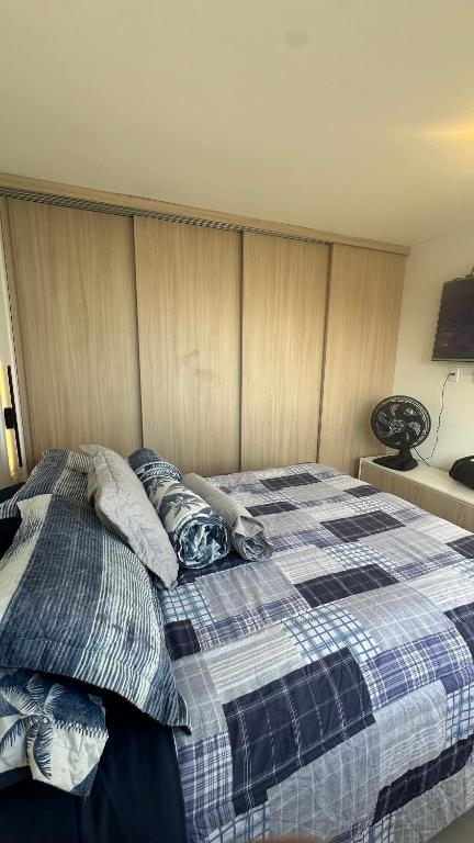 Postel nebo postele na pokoji v ubytování Flat em Hotel de Luxo beira mar da grife Ritz suítes com vista ampla para todo o mar da cruz das almas, jatiúca e ponta verde, com toda estrutura de um hotel lindo e arrojado, academia, piscina e muito mais, venha viver essa experiência incrível!