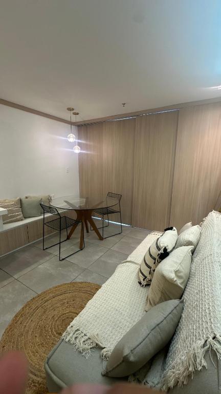 Posezení v ubytování Flat em Hotel de Luxo beira mar da grife Ritz suítes com vista ampla para todo o mar da cruz das almas, jatiúca e ponta verde, com toda estrutura de um hotel lindo e arrojado, academia, piscina e muito mais, venha viver essa experiência incrível!