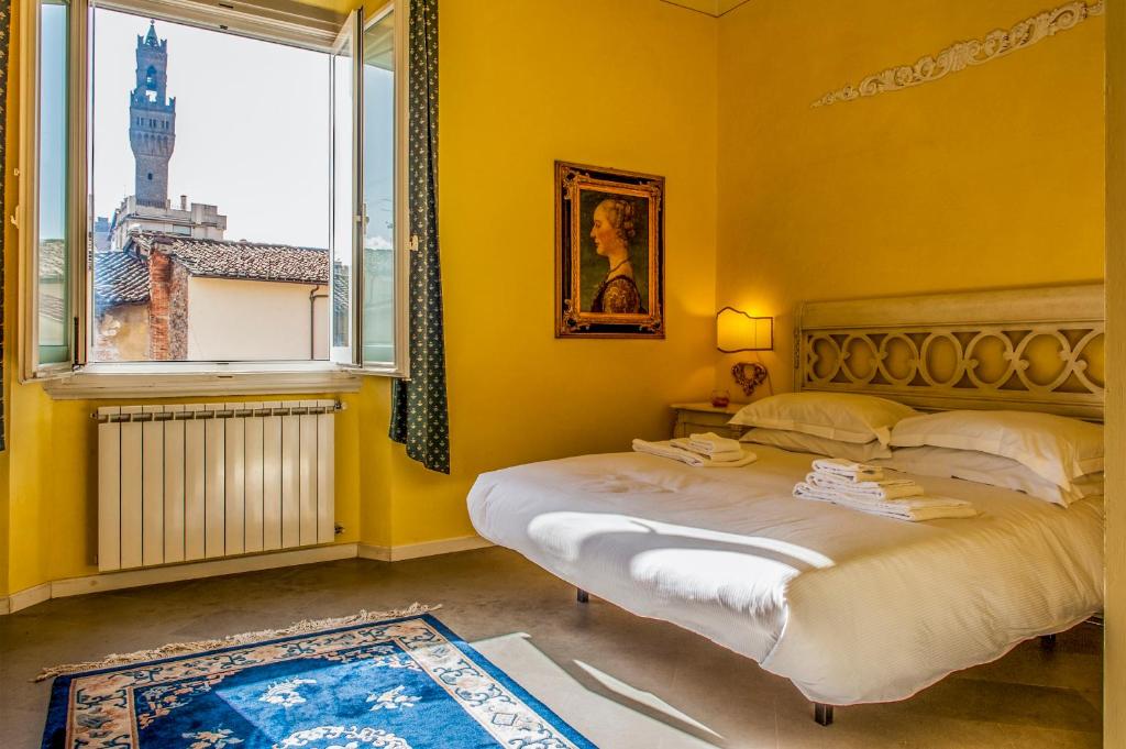 Posteľ alebo postele v izbe v ubytovaní Casa di Dante-Roof Terrace