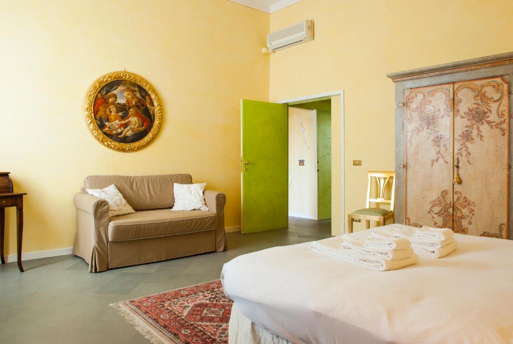Posteľ alebo postele v izbe v ubytovaní Casa di Dante-Roof Terrace