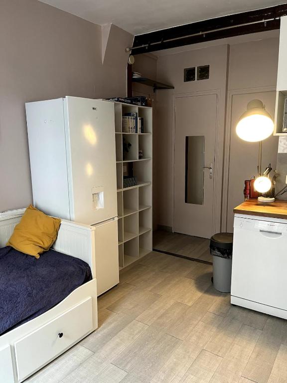 une petite chambre avec un lit et un bureau dans l'établissement Cosy 2 Bedroom, Paris, Near Metro - 4 Peoples, à Levallois-Perret