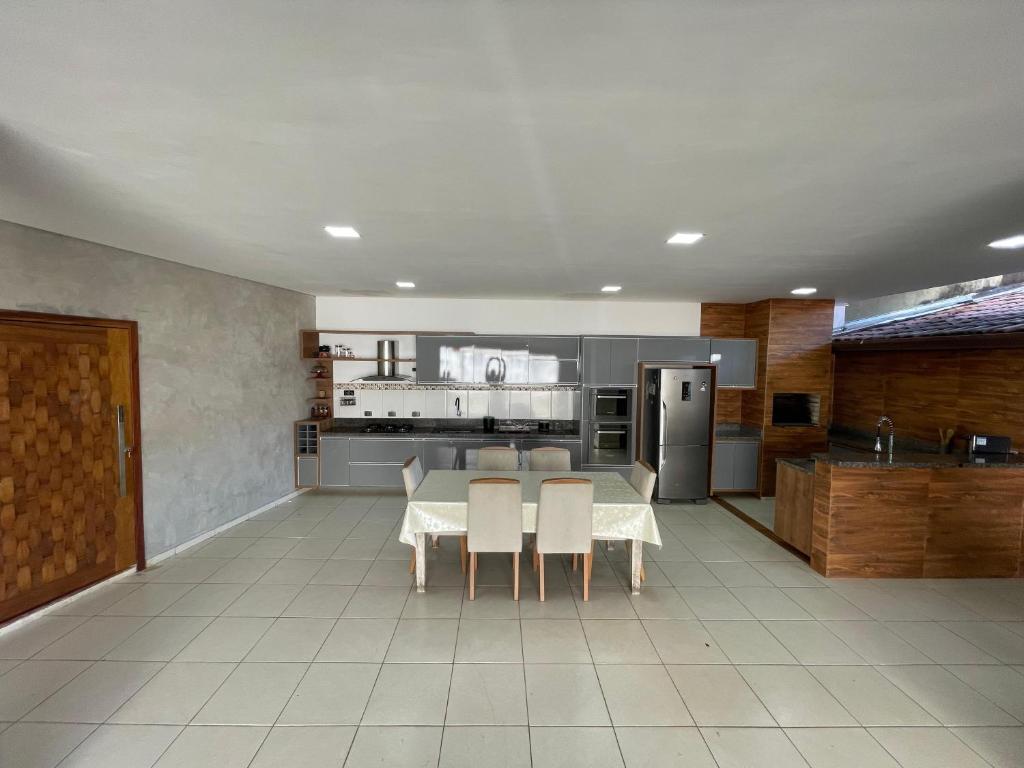 Kuchyň nebo kuchyňský kout v ubytování Casa de Luxo no Itaguá. A 5 minutos das principais Praias (Praia Grande, Tenorio, Vermelha do Centro e Toninhas)