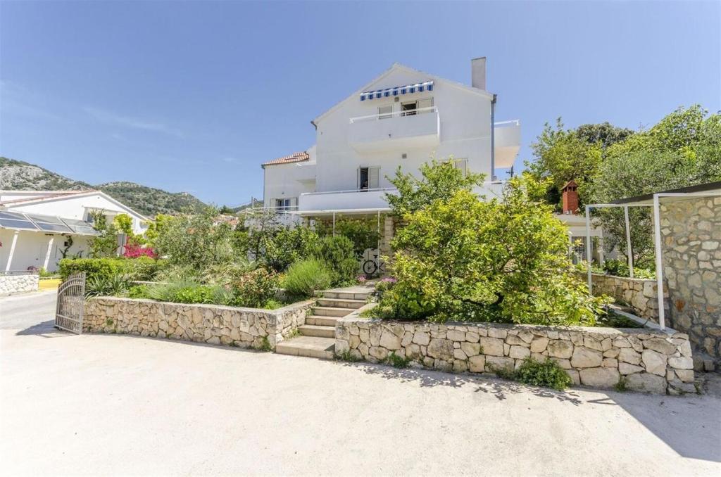 Apartments with parking space Hvar - 23674