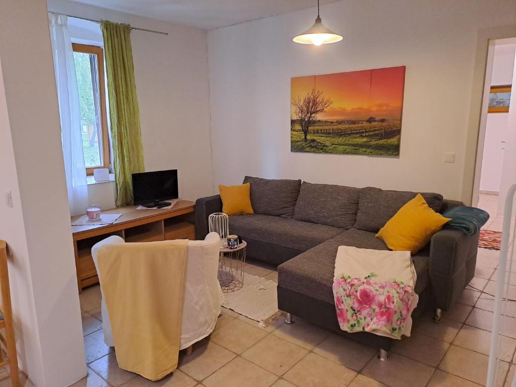 un soggiorno con un divano e un tavolo di Lillys Appartement 3 in 3430 Tulln a Tulln