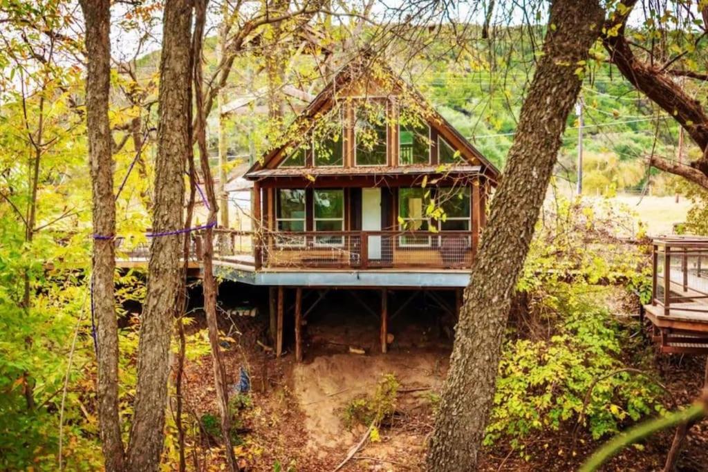 een huis midden in het bos bij Treehouse 3 - Mourning Dove Haus in New Braunfels