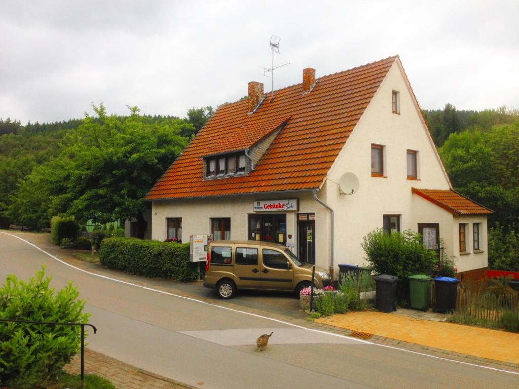 ein gelber Van vor einem Haus geparkt in der Unterkunft Haus Rübezahl in Helminghausen