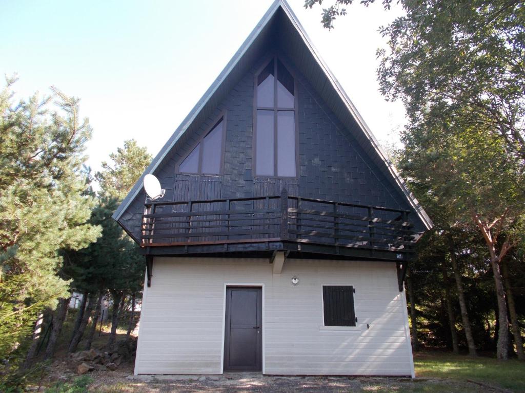 une maison au toit de gambrel dans l'établissement Grand chalet à Super Besse pour 12 pers, 4 ch, navette proche - FR-1-814-2, à Besse-et-Saint-Anastaise