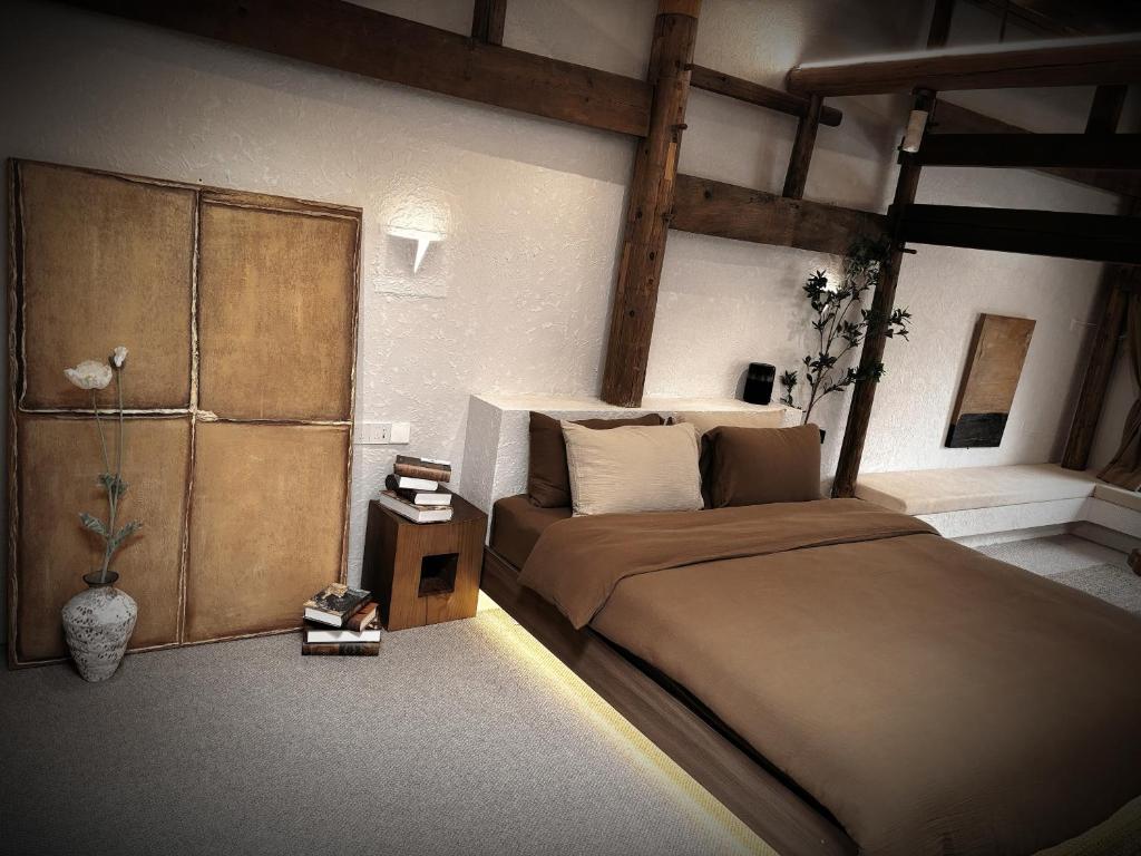Postel nebo postele na pokoji v ubytování Resort in the valley of Zen 無名川禅意概念酒店