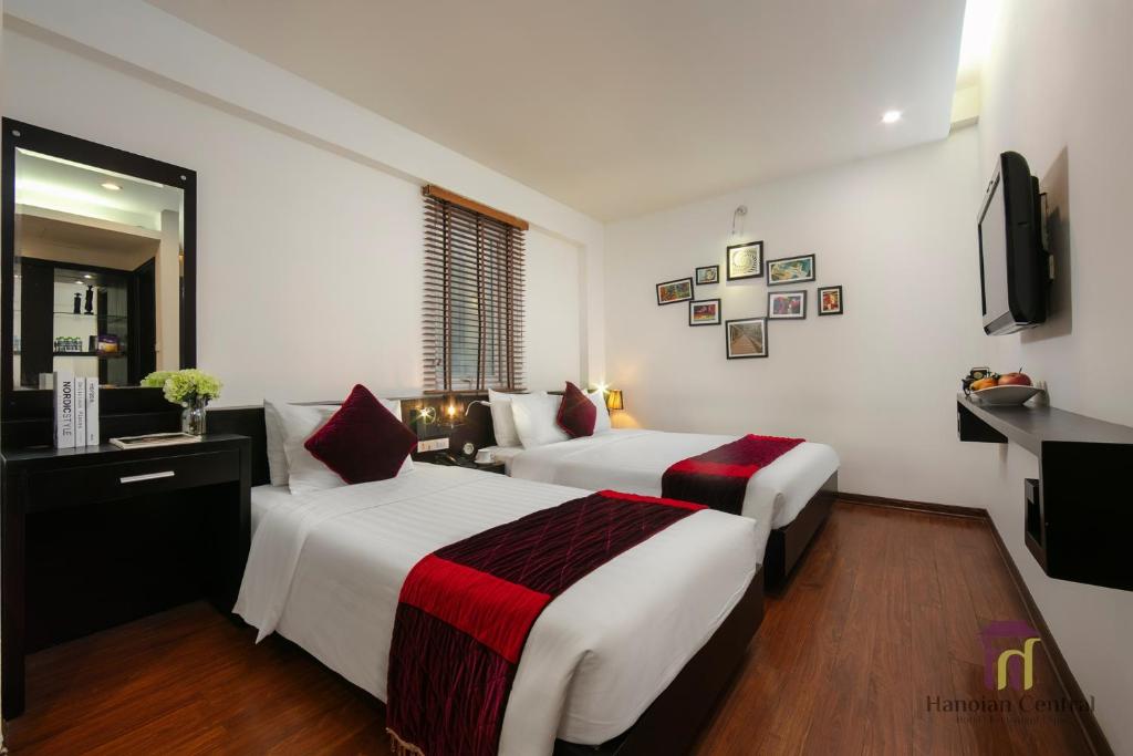 Postel nebo postele na pokoji v ubytování Hanoian Central Hotel & Spa
