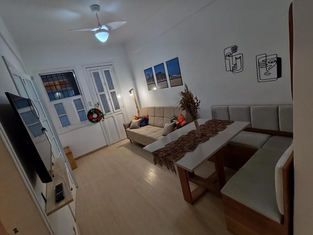 Hotel Casinha com cinema aos pés do pão de açúcar, a living room with a couch and a table at Casinha com cinema aos pés do pão de açúcar in Rio de Janeiro