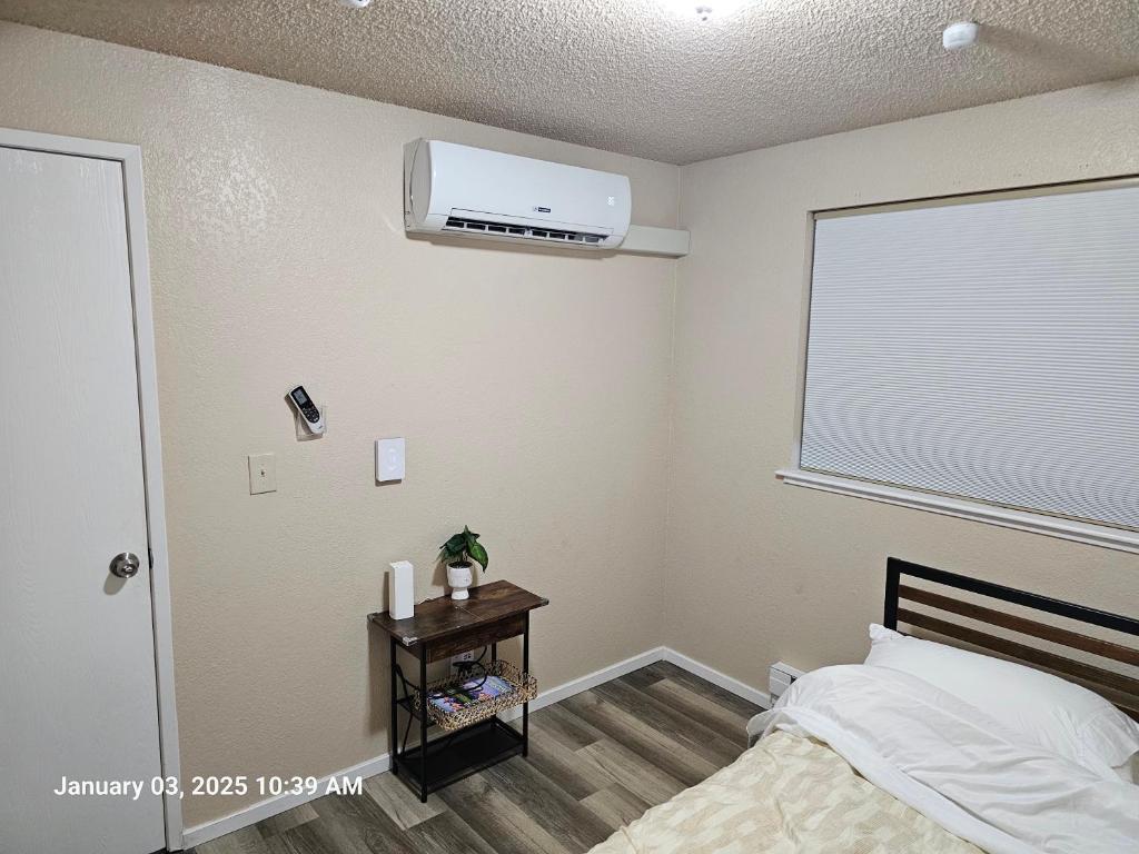 Un pat sau paturi într-o cameră la Marine B Two Bedrooms One-Half Bathrooms Townhouse