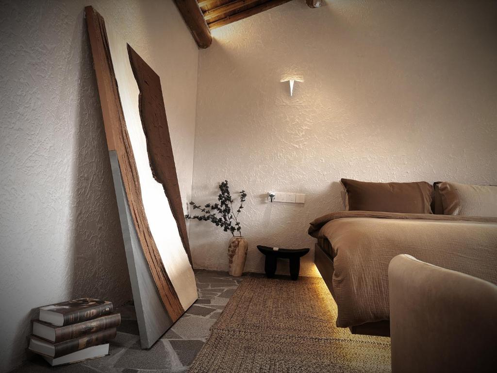 Postel nebo postele na pokoji v ubytování Resort in the valley of Zen 無名川禅意概念酒店