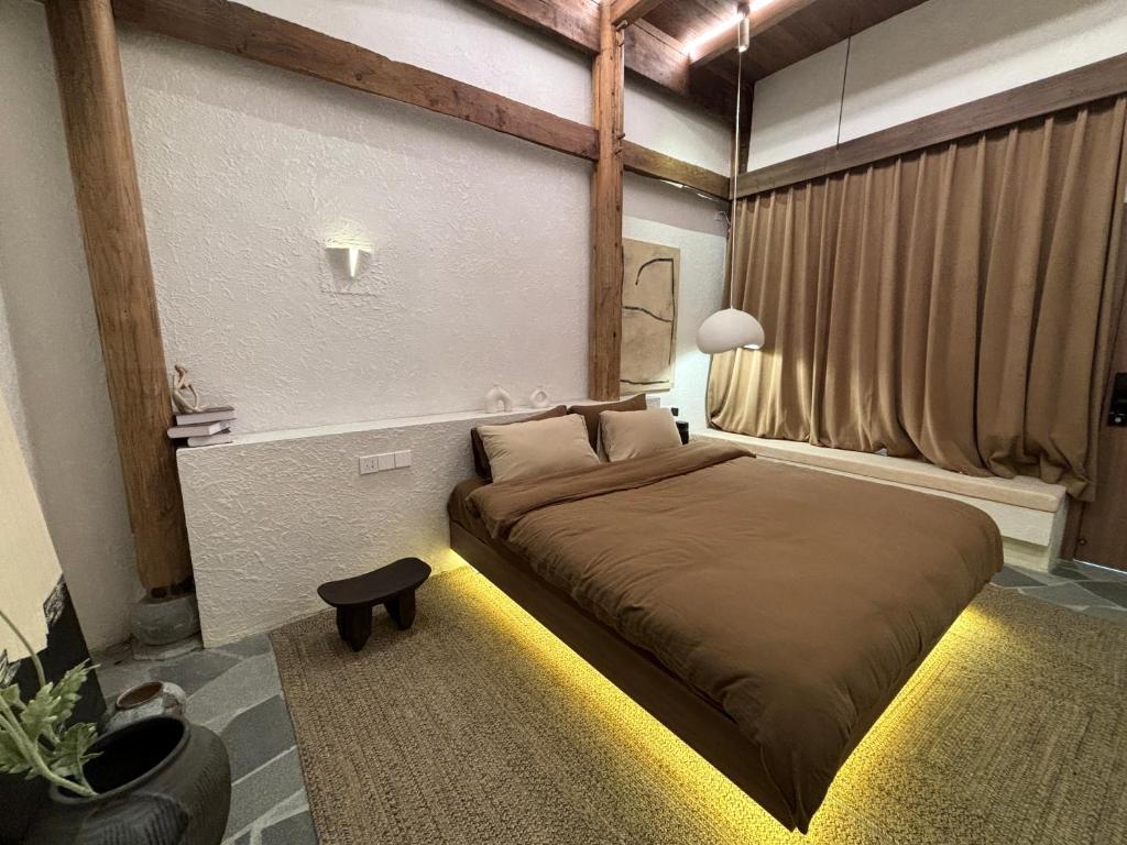 Postel nebo postele na pokoji v ubytování Resort in the valley of Zen 無名川禅意概念酒店