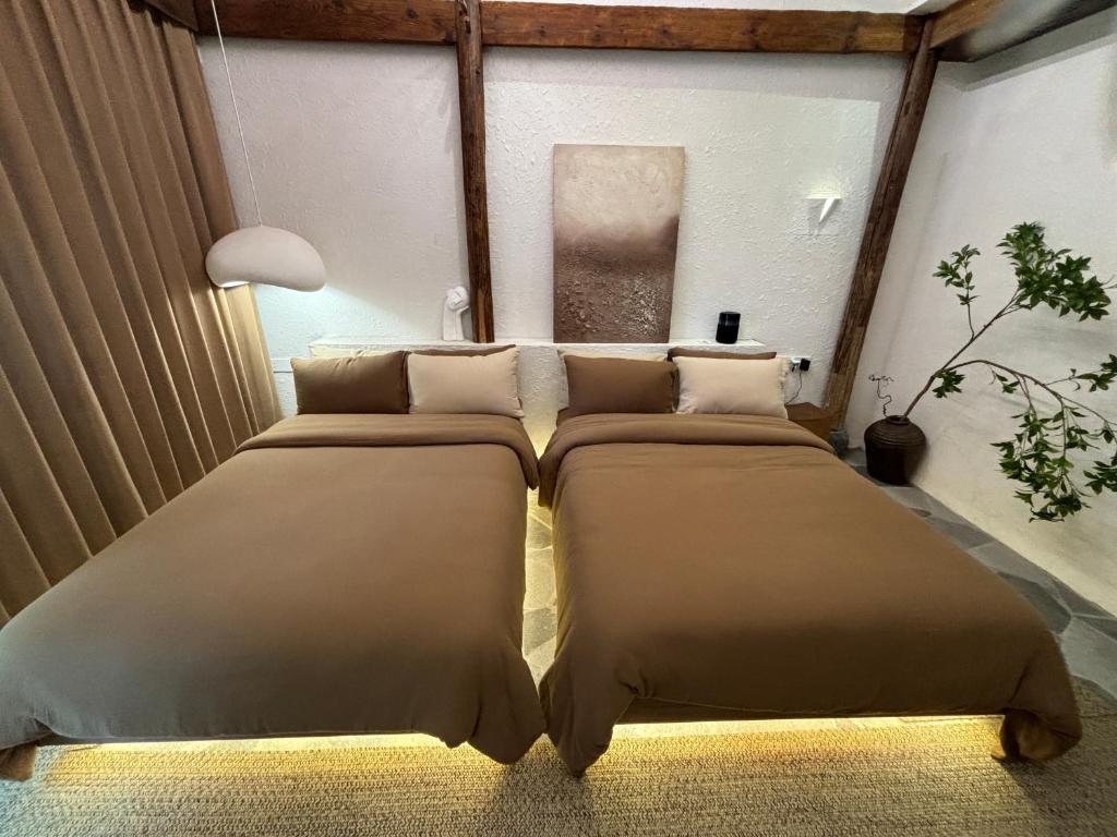 Postel nebo postele na pokoji v ubytování Resort in the valley of Zen 無名川禅意概念酒店