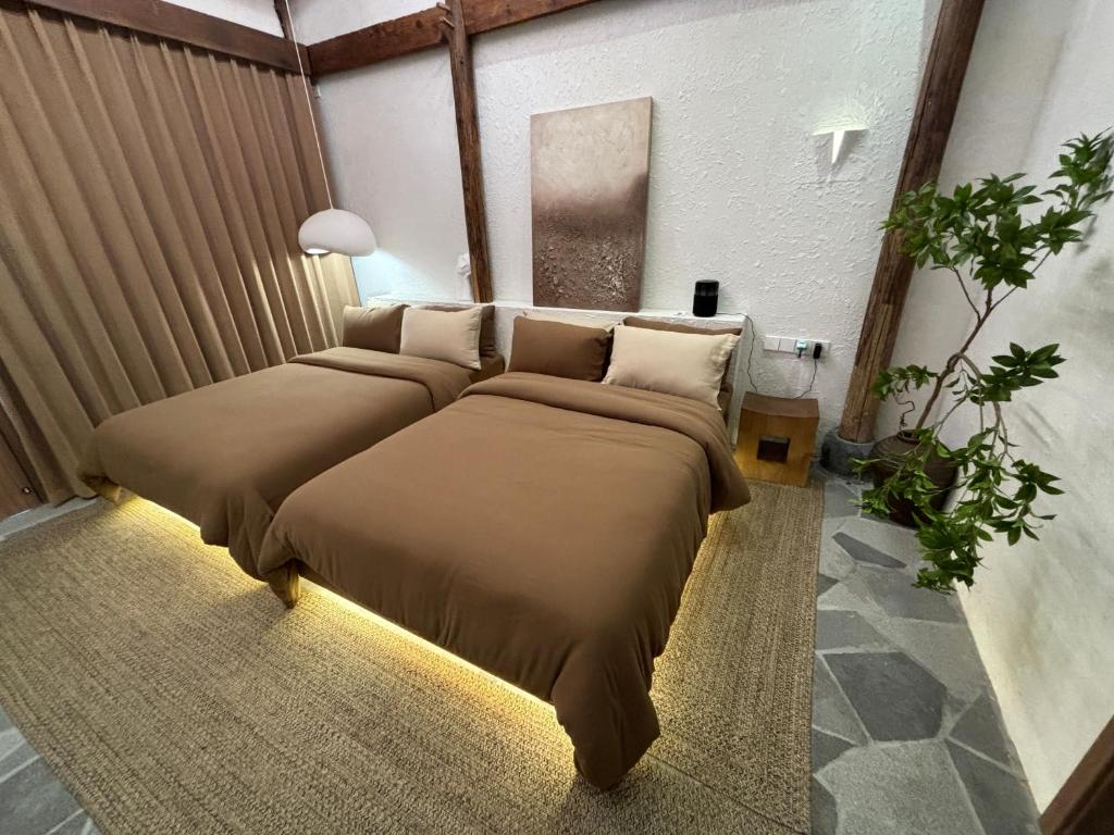 Postel nebo postele na pokoji v ubytování Resort in the valley of Zen 無名川禅意概念酒店