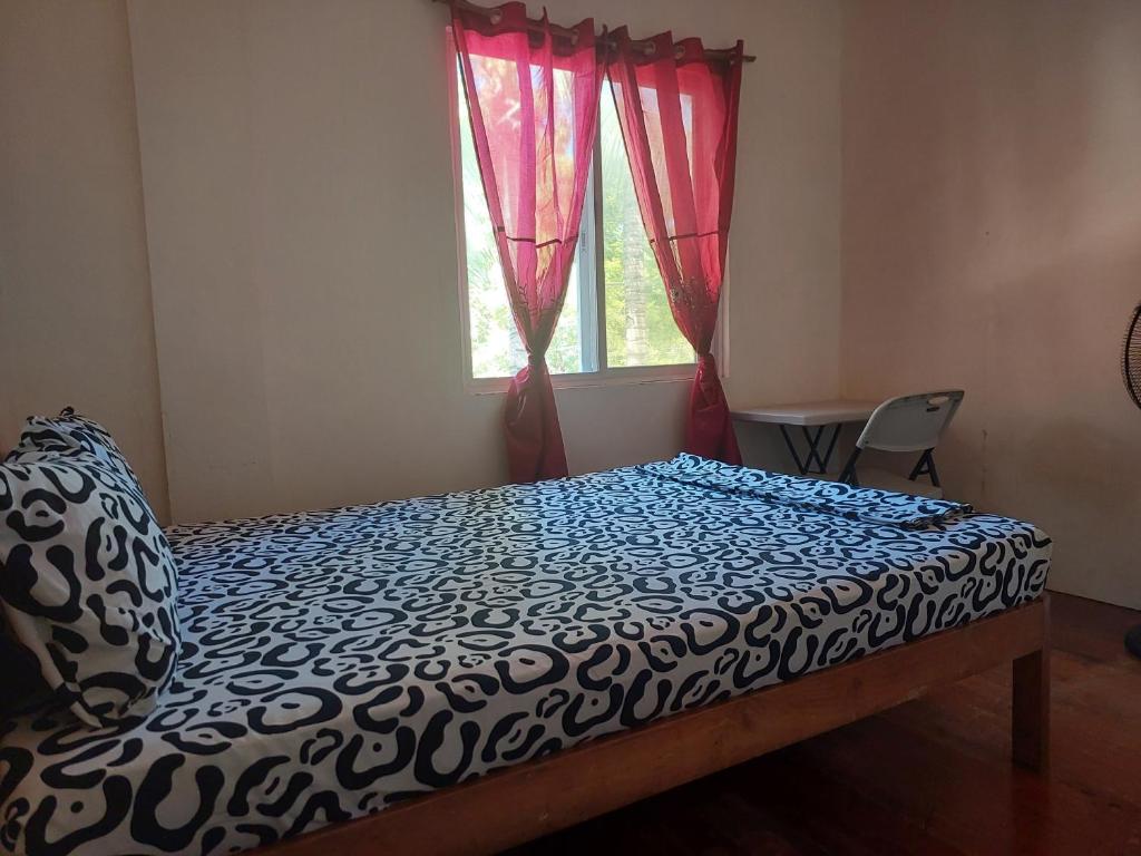 Una cama o camas en una habitación de Stevrena Accommodations
