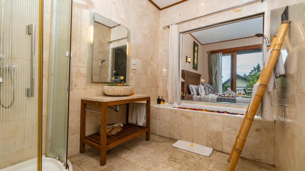 Vonios kambarys apgyvendinimo įstaigoje Gita Maha Ubud Hotel by Mahaputra-CHSE Certified