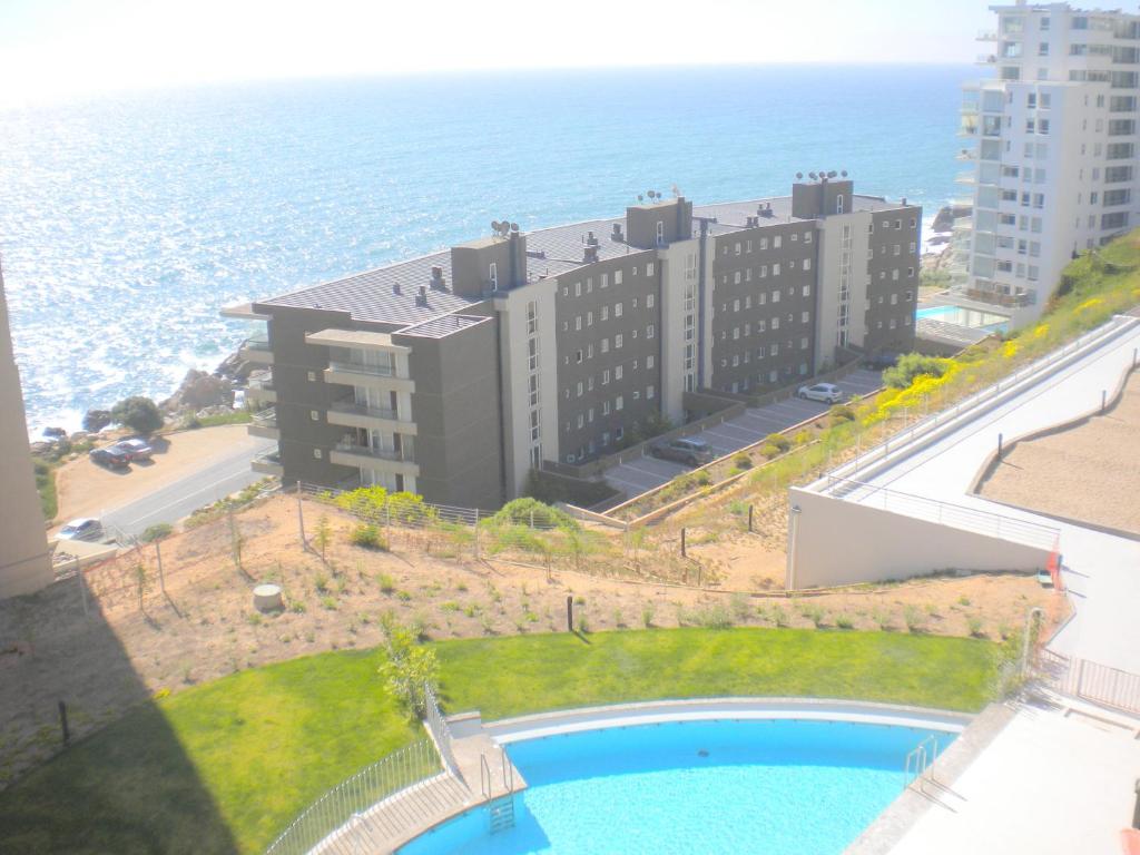 vistas al océano desde el balcón de un edificio en Pacific Blue, en Concón