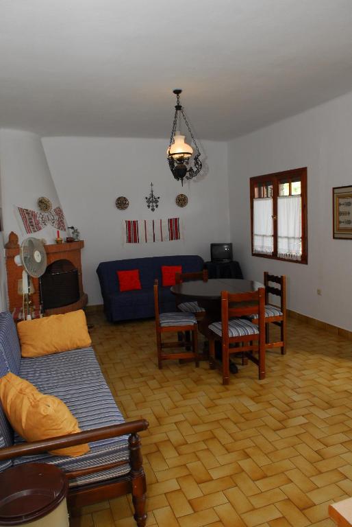 Гостиная зона в Elia Apartments Sithonia
