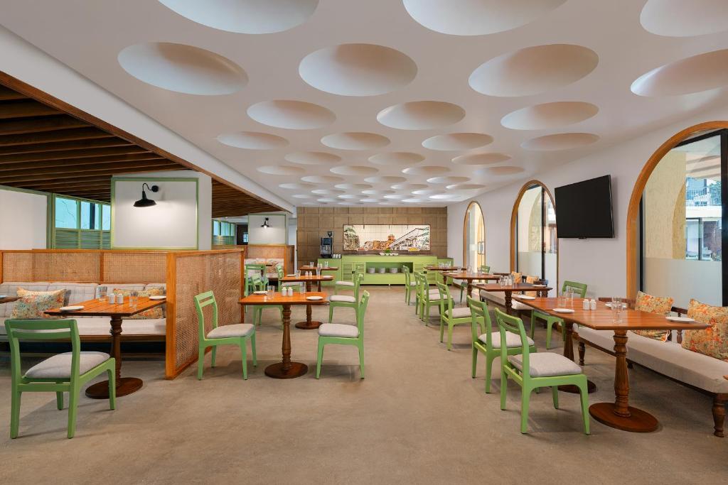 Restaurace v ubytování Fairfield by Marriott Goa Anjuna