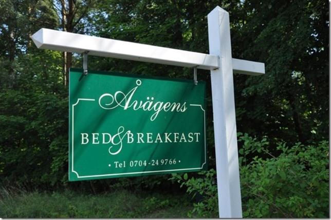 un cartel verde para un bed and breakfast en B&B Åvägen, en Åhus