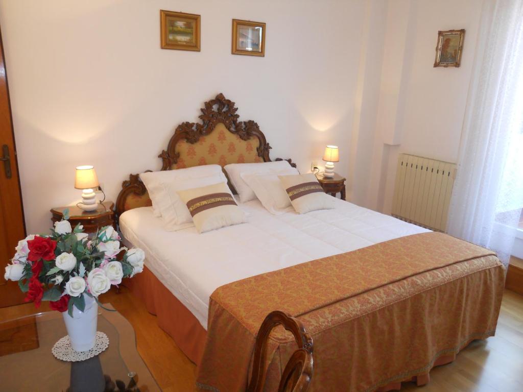 ヴェネツィアにあるカーサ ミーアの花瓶付きの大きなベッドが備わるベッドルーム1室が備わります。