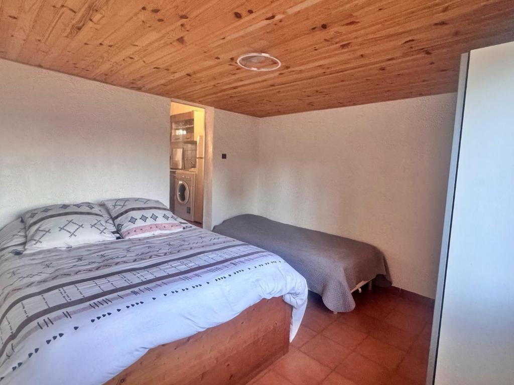 Postel nebo postele na pokoji v ubytování Les pieds dans l'eau T2 A