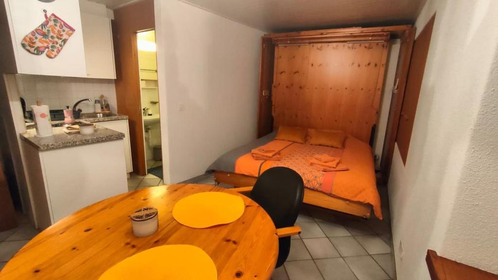 Postel nebo postele na pokoji v ubytování Charming studio in Poschiavo