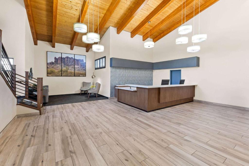 Posezení v ubytování Days Inn & Suites by Wyndham Mesa Near Phoenix