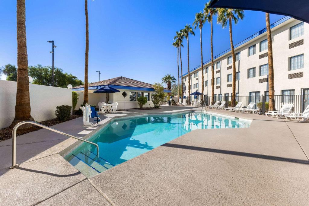 Bazén v ubytování Days Inn & Suites by Wyndham Mesa Near Phoenix nebo v jeho okolí