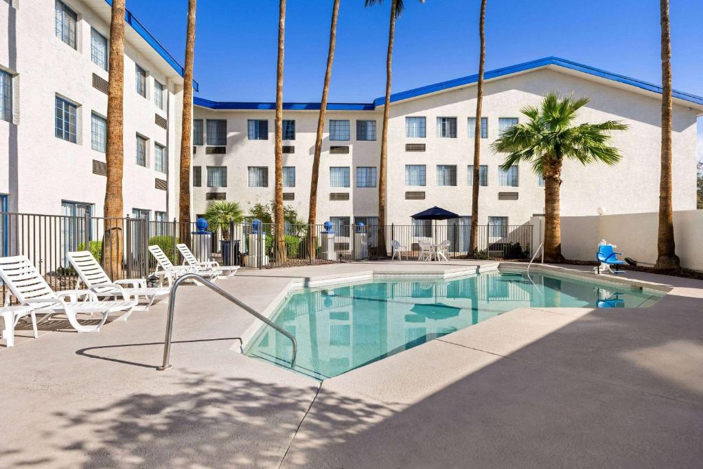 Bazén v ubytování Days Inn & Suites by Wyndham Mesa Near Phoenix nebo v jeho okolí