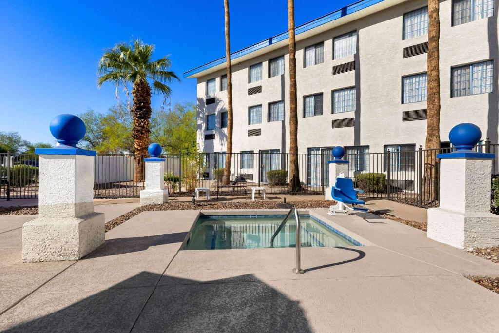 Bazén v ubytování Days Inn & Suites by Wyndham Mesa Near Phoenix nebo v jeho okolí