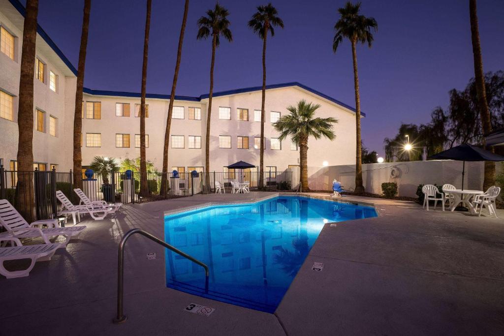 Bazén v ubytování Days Inn & Suites by Wyndham Mesa Near Phoenix nebo v jeho okolí