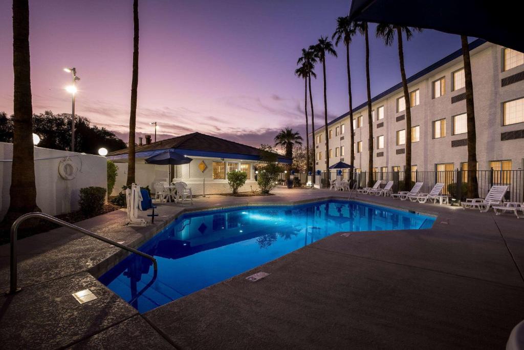 Bazén v ubytování Days Inn & Suites by Wyndham Mesa Near Phoenix nebo v jeho okolí