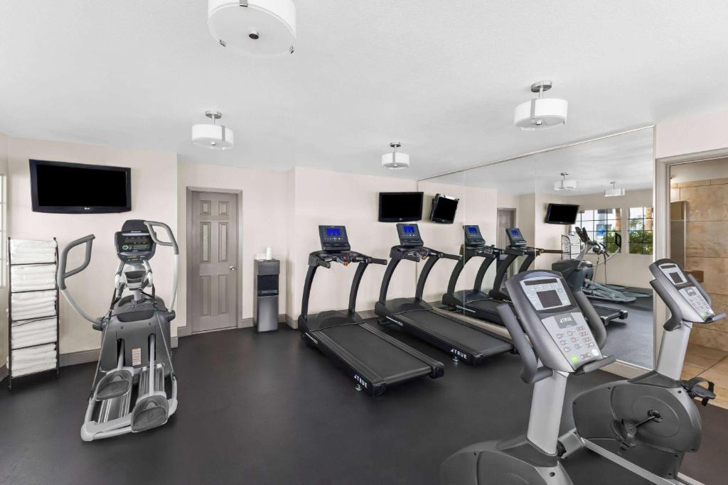 Fitness centrum a/nebo fitness zařízení v ubytování Days Inn & Suites by Wyndham Mesa Near Phoenix