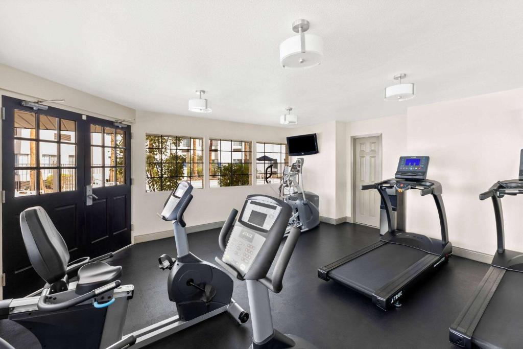 Fitness centrum a/nebo fitness zařízení v ubytování Days Inn & Suites by Wyndham Mesa Near Phoenix