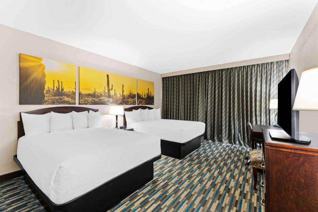 Postel nebo postele na pokoji v ubytování Days Inn & Suites by Wyndham Mesa Near Phoenix