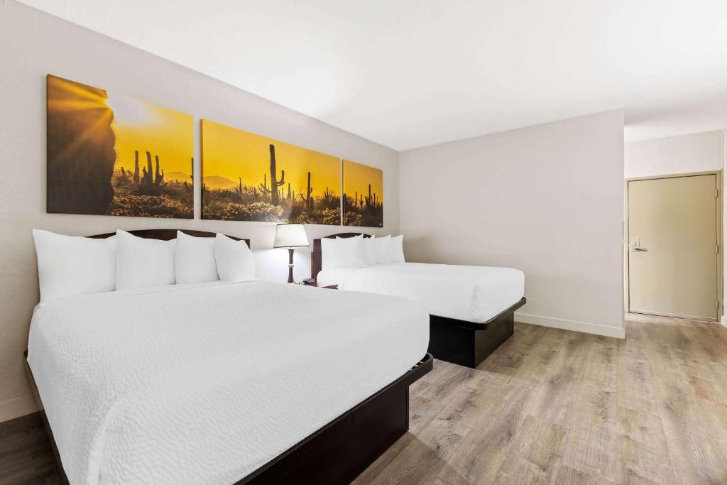 Postel nebo postele na pokoji v ubytování Days Inn & Suites by Wyndham Mesa Near Phoenix